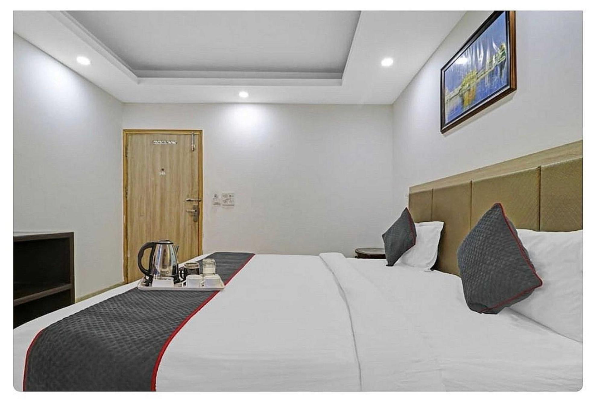 Super Hotel O Mahal New Delhi Buitenkant foto
